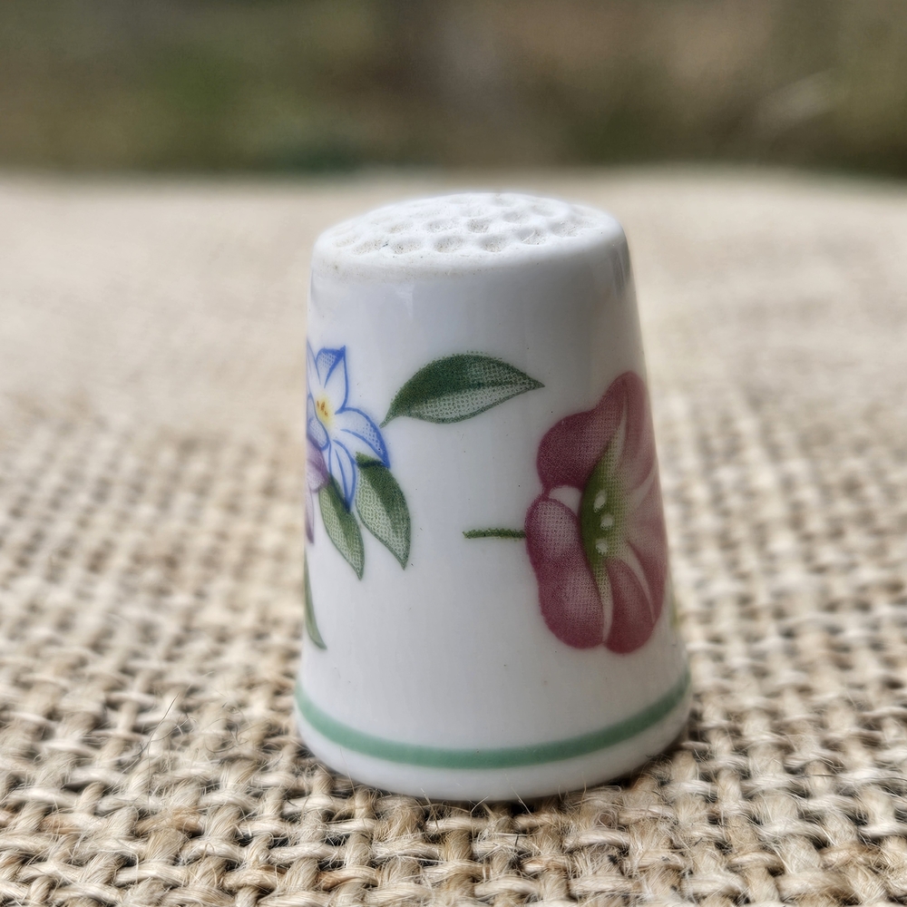 Vintage Royal Worcester Bone China Thimble Pink Floral Made in England - Picture 6 of 9